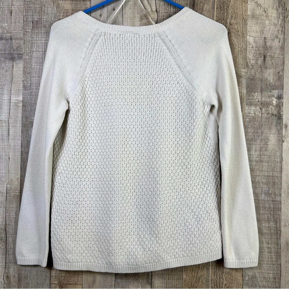 Ann Taylor Size XS Cream Color V-Neck Long Sleeve Medium Weight Sweater …